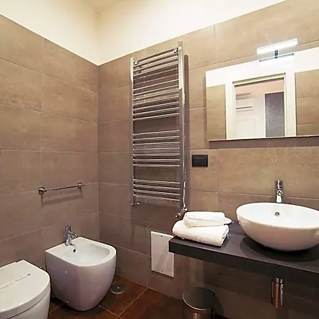 Glam House 4*