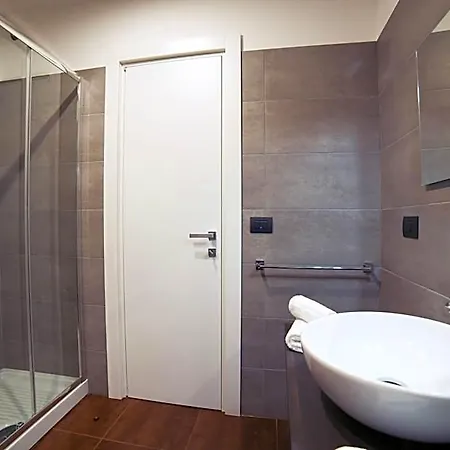 Glam House 4*
